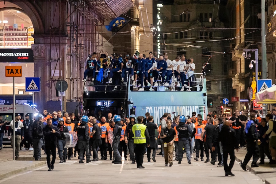 Arrivo del bus con i giocatori dell’Inter in Piazza Duomo per i festeggiamenti con i tifosi (Foto di Marco Ottico/Lapresse) (LAPRESSE)