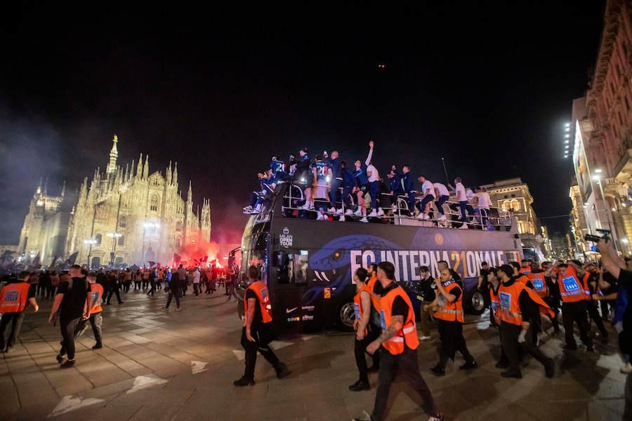 Arrivo del bus con i giocatori dell’Inter in Piazza Duomo per i festeggiamenti con i tifosi (Foto di Marco Ottico/Lapresse) (LAPRESSE)
