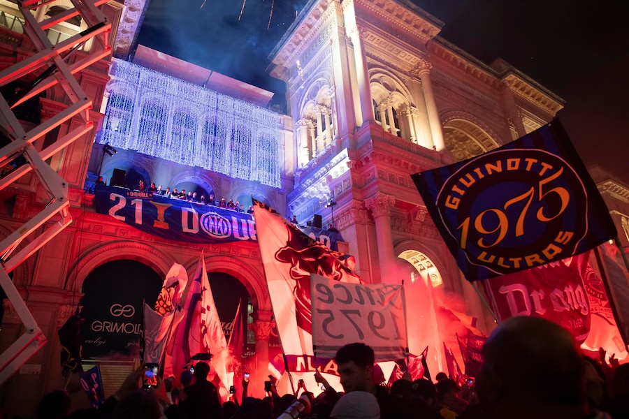 Arrivo del bus con i giocatori dell’Inter in Piazza Duomo per i festeggiamenti con i tifosi (Foto di Marco Ottico/Lapresse) (LAPRESSE)