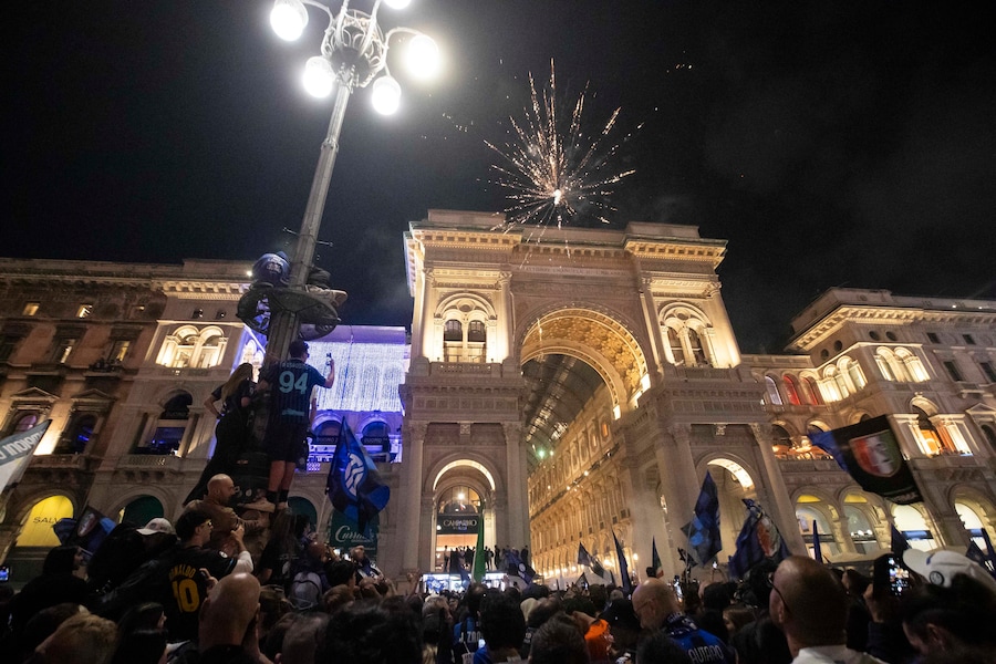 Arrivo del bus con i giocatori dell’Inter in Piazza Duomo per i festeggiamenti con i tifosi (Foto di Marco Ottico/Lapresse) (LAPRESSE)