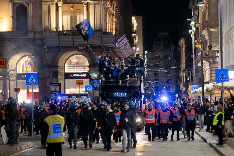 Arrivo del bus con i giocatori dell’Inter in Piazza Duomo per i festeggiamenti con i tifosi (Foto di Marco Ottico/Lapresse) (LAPRESSE)