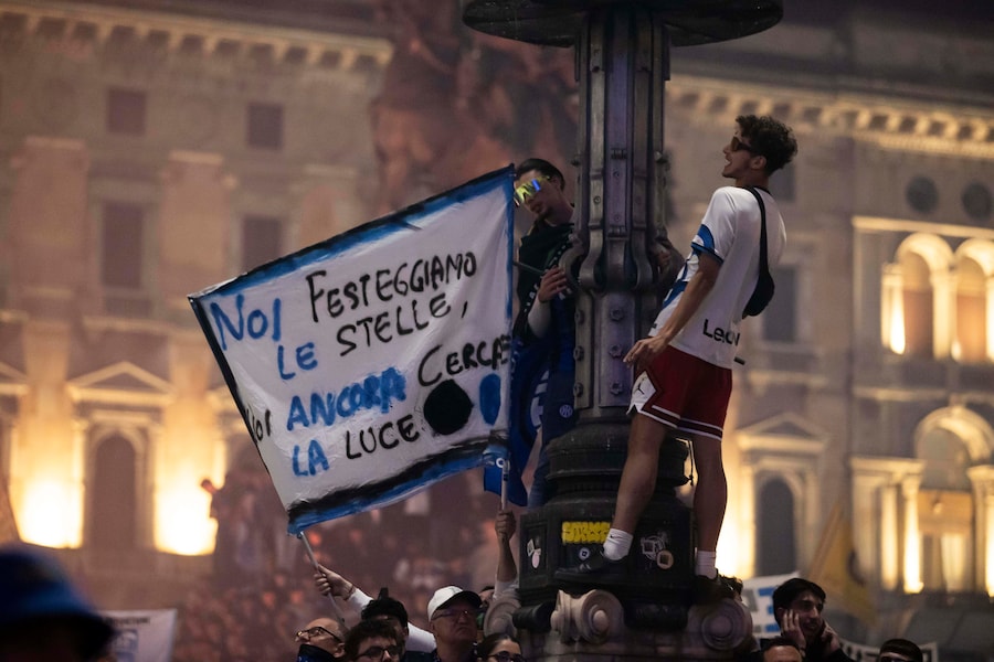 Arrivo del bus con i giocatori dell’Inter in Piazza Duomo per i festeggiamenti con i tifosi (Foto di Marco Ottico/Lapresse) (LAPRESSE)