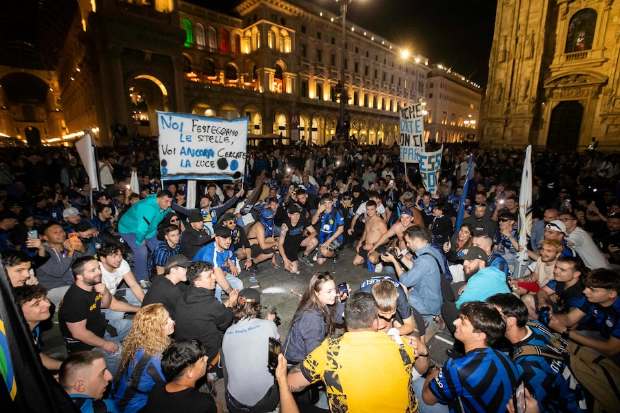Arrivo del bus con i giocatori dell’Inter in Piazza Duomo per i festeggiamenti con i tifosi (Foto di Marco Ottico/Lapresse) (LAPRESSE)
