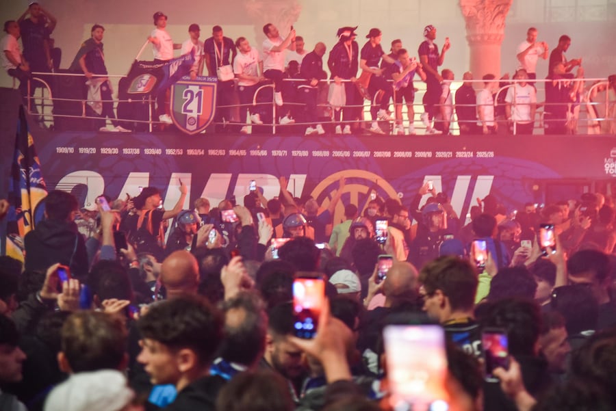 L’arrivo della squadra dell’Inter in piazza Duomo, Milano 17 maggio 2026 ANSA/MATTEO CORNER (ANSA)