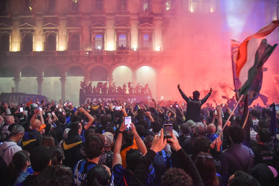 L’arrivo della squadra dell’Inter in piazza Duomo, Milano 17 maggio 2026 ANSA/MATTEO CORNER (ANSA)