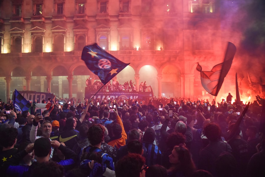 L’arrivo della squadra dell’Inter in piazza Duomo, Milano 17 maggio 2026 ANSA/MATTEO CORNER (ANSA)