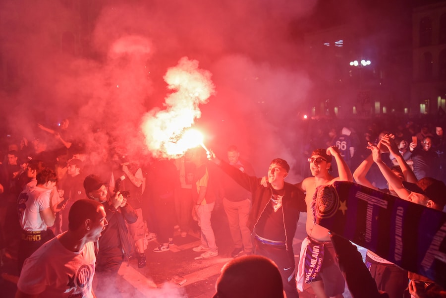 L’arrivo della squadra dell’Inter in piazza Duomo, Milano 17 maggio 2026 ANSA/MATTEO CORNER (ANSA)