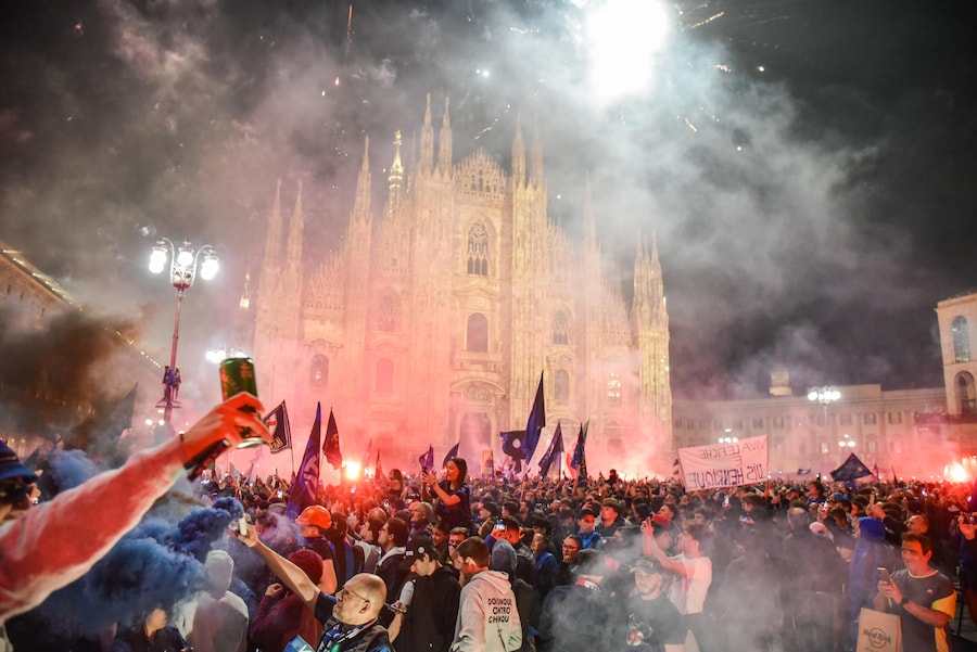 L’arrivo della squadra dell’Inter in piazza Duomo, Milano 17 maggio 2026 ANSA/MATTEO CORNER (ANSA)