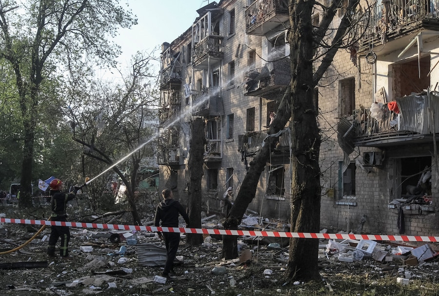 Un vigile del fuoco interviene sul luogo di un condominio danneggiato durante un attacco missilistico russo, nel contesto dell'offensiva russa contro l'Ucraina, a Dnipro. (REUTERS/Stringer)