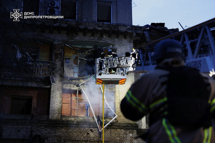 I vigili del fuoco sono al lavoro presso un condominio danneggiato durante gli attacchi russi con droni e missili, nel contesto dell'offensiva russa contro l'Ucraina, a Dnipro. (Ufficio stampa del Servizio statale di emergenza dell’Ucraina nella regione di Dnipropetrovsk/Foto fornita tramite REUTERS)