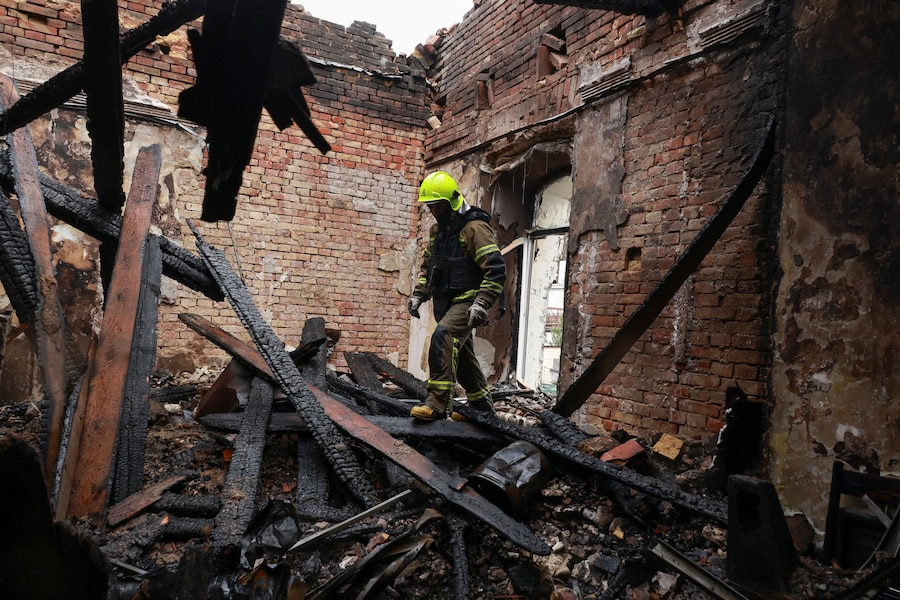 Un vigile del fuoco è al lavoro sul luogo di un edificio danneggiato durante gli attacchi notturni sferrati dai droni russi, nel contesto dell'offensiva russa contro l'Ucraina, a Odessa. (REUTERS/Nina Liashonok)