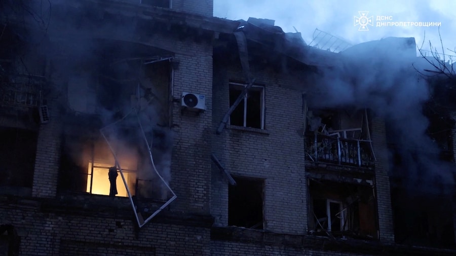 Il fumo si alza da un condominio danneggiato, colpito da un drone e da missili russi, nel contesto dell'attacco della Russia all'Ucraina, a Dnipro, nella regione di Dnipropetrovsk. (Servizio statale di emergenza dell’Ucraina nella regione di Dnipropetrovsk/Diffuso tramite REUTERS)