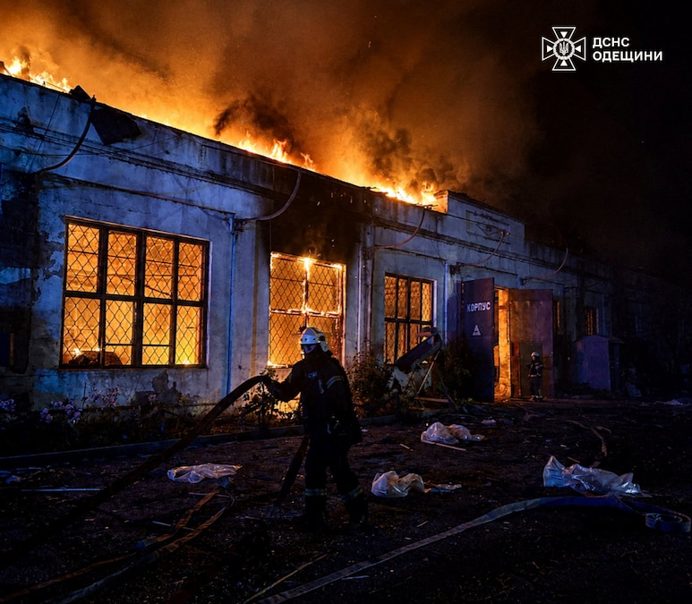 Un vigile del fuoco è al lavoro in un complesso portuale colpito durante gli attacchi notturni sferrati dai droni russi nella città di Izmail, nel contesto dell'offensiva russa contro l'Ucraina, nella regione di Odessa, Ucraina, il 19 maggio 2026. (Ufficio stampa del Servizio statale di emergenza dell’Ucraina/Foto fornita tramite REUTERS)