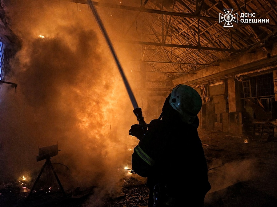 Un vigile del fuoco è al lavoro in un complesso portuale colpito durante gli attacchi notturni sferrati dai droni russi nella città di Izmail, nel contesto dell'offensiva russa contro l'Ucraina, nella regione di Odessa, Ucraina, il 19 maggio 2026. (Ufficio stampa del Servizio statale di emergenza dell’Ucraina/Foto fornita tramite REUTERS)