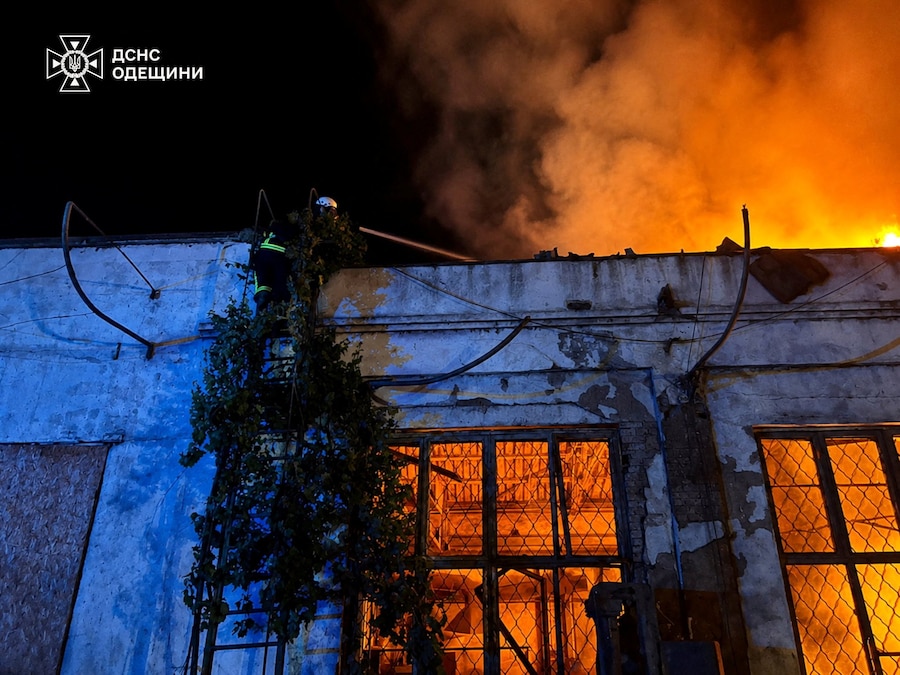 Un vigile del fuoco è al lavoro in un complesso portuale colpito durante gli attacchi notturni sferrati dai droni russi nella città di Izmail, nel contesto dell'offensiva russa contro l'Ucraina, nella regione di Odessa, Ucraina, il 19 maggio 2026. (Ufficio stampa del Servizio statale di emergenza dell’Ucraina/Foto fornita tramite REUTERS)