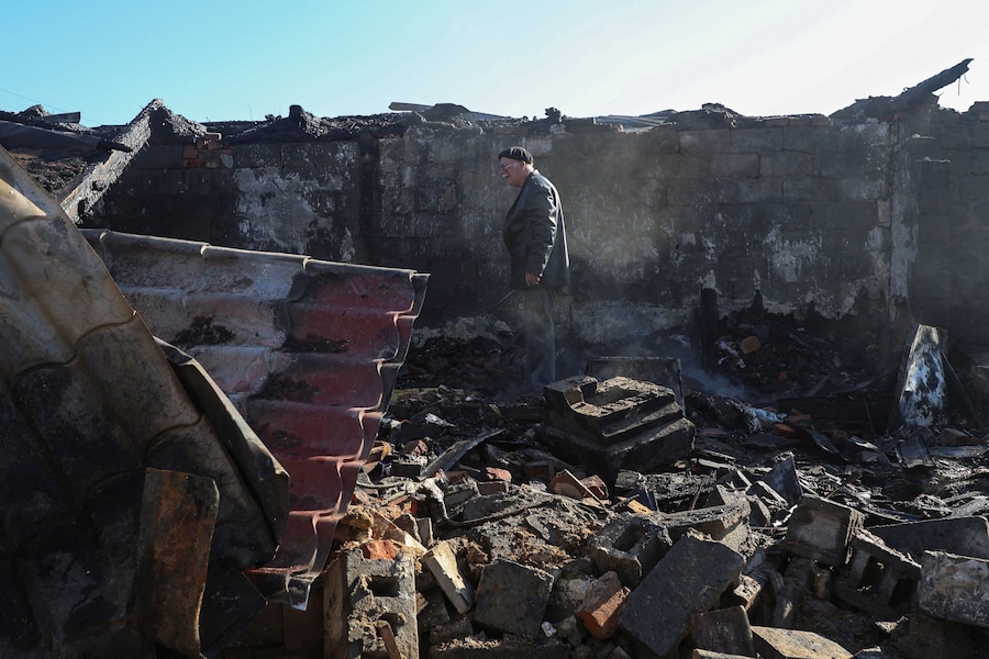 Un uomo ispeziona la sua abitazione, colpita da un attacco con droni russi nella mattinata, nel contesto dell'offensiva russa contro l'Ucraina, a Kharkiv, Ucraina, il 19 maggio 2026. (REUTERS/Vyacheslav Madiyevskyy)