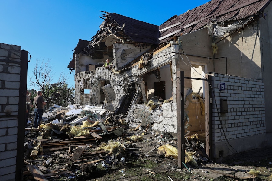 Alcuni residenti ispezionano una casa colpita da un attacco con droni russi nella mattinata del 19 maggio 2026 a Kharkiv, in Ucraina, nel contesto dell'offensiva russa contro l'Ucraina. (REUTERS/Vyacheslav Madiyevskyy)