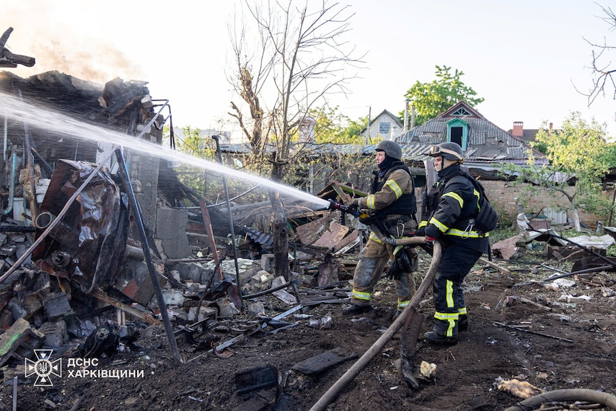 I vigili del fuoco sono al lavoro presso alcune abitazioni private danneggiate durante gli attacchi con droni russi avvenuti in mattinata, nel contesto dell'offensiva russa contro l'Ucraina, a Kharkiv, Ucraina, il 19 maggio 2026. (Ufficio stampa del Servizio statale di emergenza dell’Ucraina/Foto fornita tramite REUTERS)