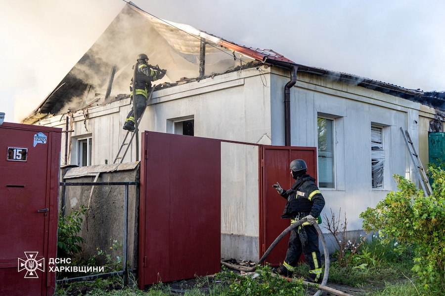 I vigili del fuoco sono al lavoro sul luogo di un'abitazione privata danneggiata durante gli attacchi con droni russi avvenuti in mattinata, nel contesto dell'offensiva russa contro l'Ucraina, a Kharkiv, Ucraina, il 19 maggio 2026. (Servizio stampa del Servizio statale di emergenza dell’Ucraina/Foto fornita tramite REUTERS)