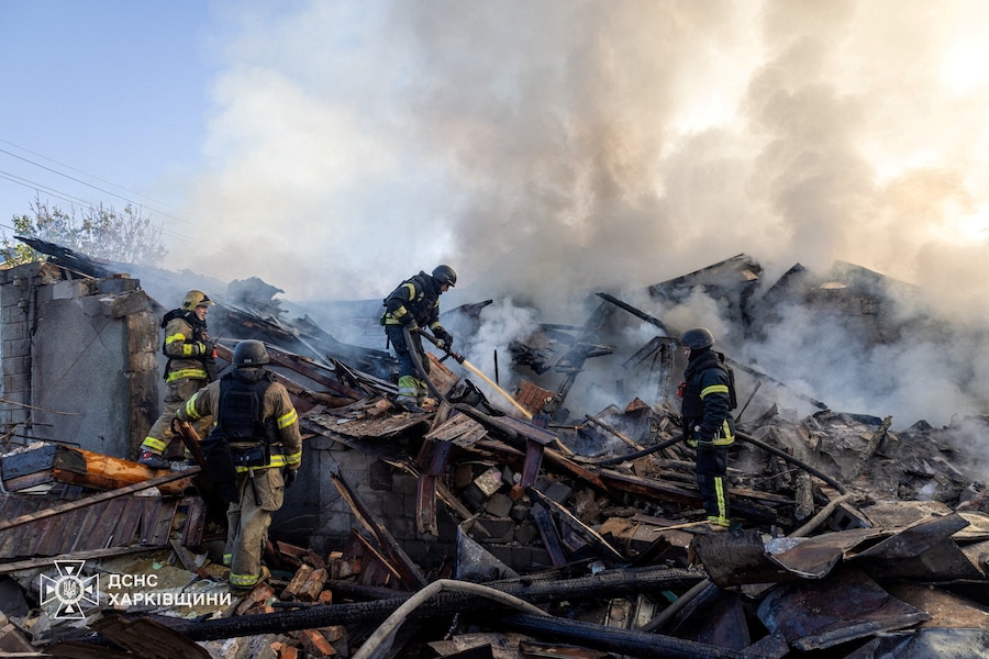 I vigili del fuoco intervengono presso un'abitazione privata colpita durante gli attacchi mattutini con droni russi, nel contesto dell'offensiva russa contro l'Ucraina, a Kharkiv, Ucraina, il 19 maggio 2026. (Servizio stampa del Servizio statale di emergenza dell’Ucraina/Foto fornita tramite REUTERS)