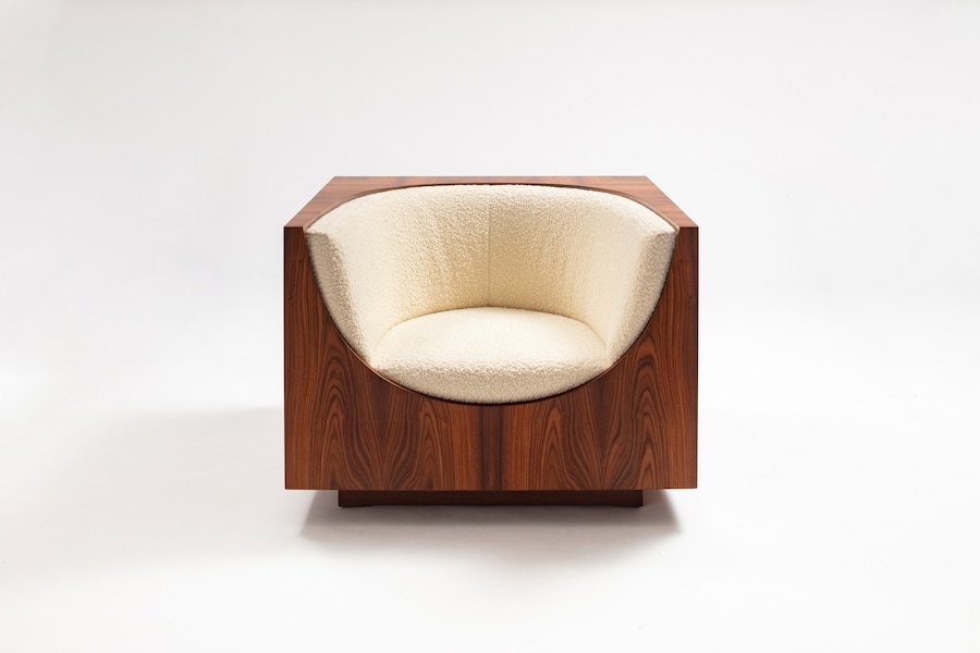 Etel. Poltrona Cubo progettata da Jorge Zalszupin alla fine degli anni ’70, in legno brasiliano pau ferro, con all’interno una seduta morbida