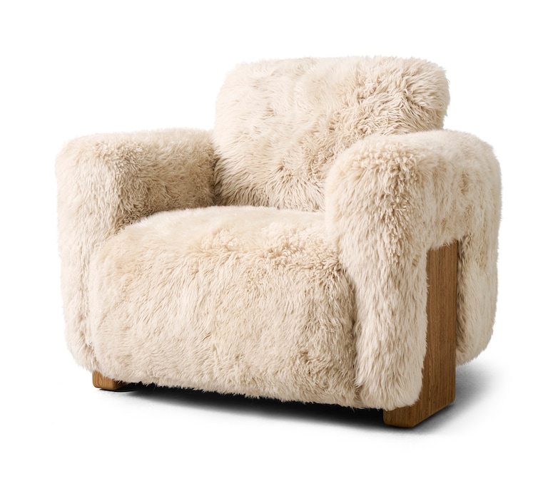 RH. Poltrona Owen con seduta in vello di pecora della Nuova Zelanda e scocca in rovere naturale, design Oliver Oulton