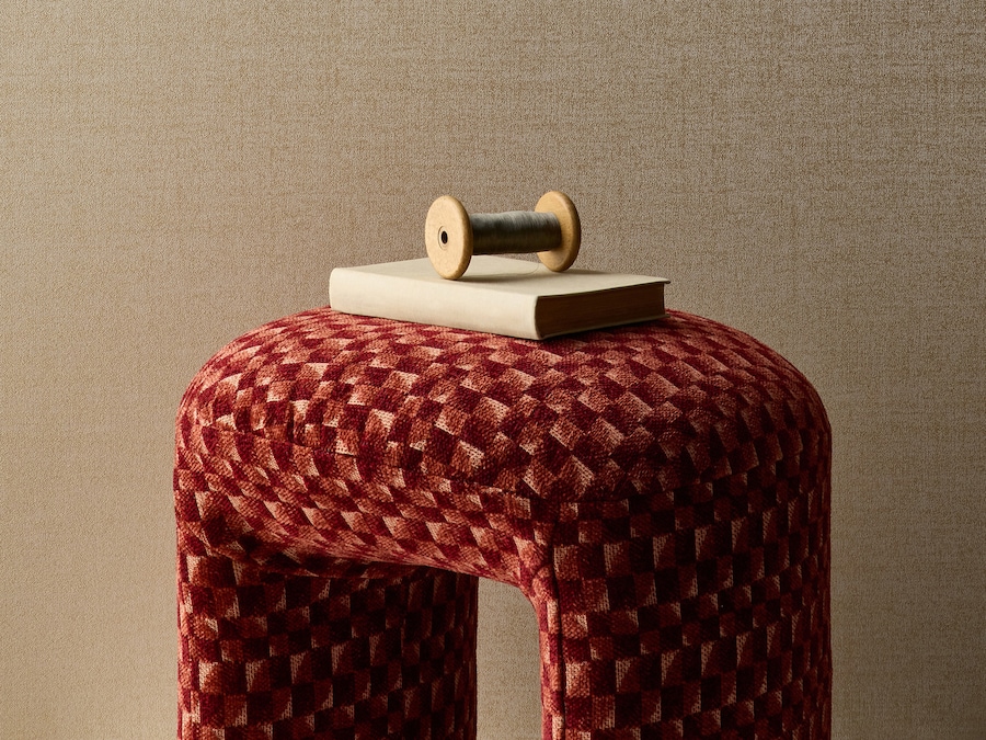 Rubelli. Pouf Vitrail, in ciniglia jacquard, morbida come velluto e rivestimento murale tessile Maui che riproduce l’effetto della seta rustica