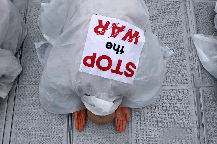 epa12976366 Un monaco buddista esegue il rituale buddista dei 108 inchini mentre un gruppo di monaci buddisti affiliati all'Ordine Jogye, la più grande setta buddista della Corea del Sud, organizza una manifestazione nei pressi dell'Ambasciata degli Stati Uniti a Seul, Corea del Sud, il 20 maggio 2026, per esprimere la propria opposizione alla guerra tra Stati Uniti e Israele contro l'Iran e augurare la pace in Medio Oriente. EPA/YONHAP SOUTH KOREA OUT (EPA)