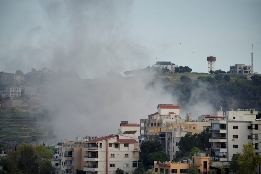 Colonne di fumo si levano in seguito agli attacchi israeliani a Nabatieh, nel Libano meridionale, il 19 maggio 2026. REUTERS/Stringer (REUTERS)