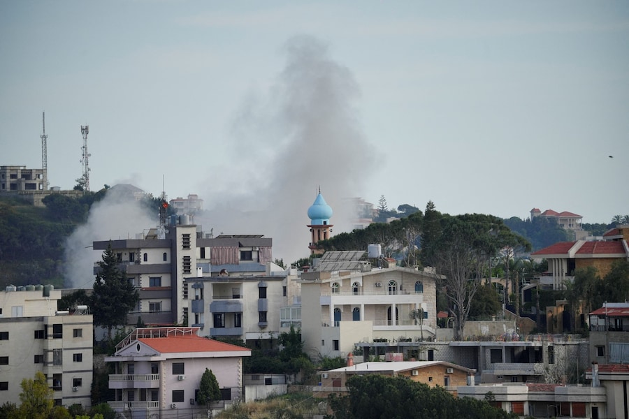 Colonne di fumo si levano in seguito agli attacchi israeliani a Nabatieh, nel Libano meridionale, il 19 maggio 2026. REUTERS/Stringer (REUTERS)