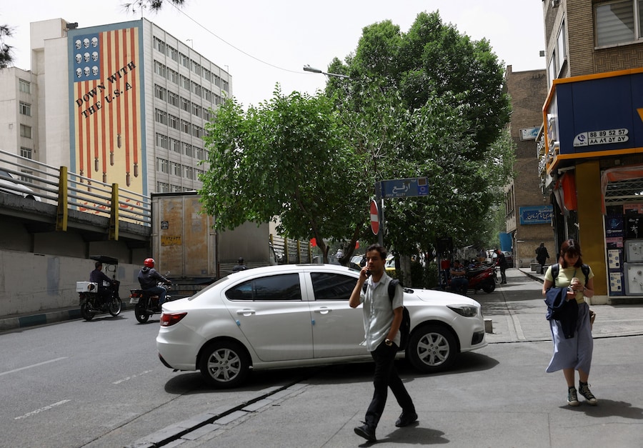 Persone che camminano vicino a un murale anti-statunitense su un edificio a Teheran, in Iran, il 19 maggio 2026. Majid Asgaripour/WANA (West Asia News Agency) via REUTERS (via REUTERS)