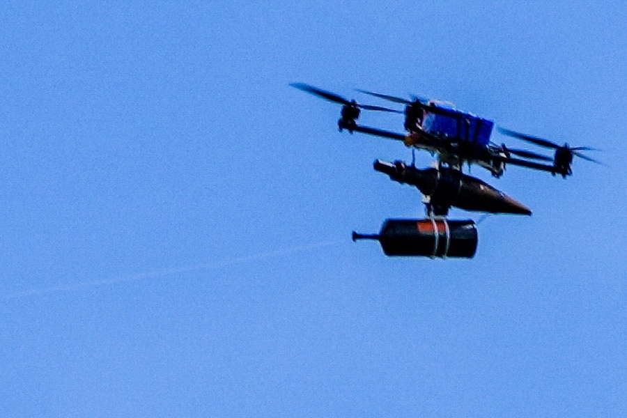 Un drone FPV (vista in prima persona) dotato di cavo in fibra ottica sorvola il confine tra Libano e Israele, come si vede dal lato israeliano del confine, 19 maggio 2026 REUTERS/Ayal Margolin (REUTERS)