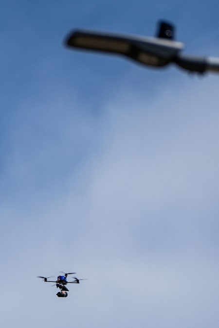 Un drone FPV (vista in prima persona) dotato di cavo in fibra ottica sorvola il confine tra Libano e Israele, come si vede dal lato israeliano del confine, 19 maggio 2026. REUTERS/Ayal Margolin. (REUTERS)