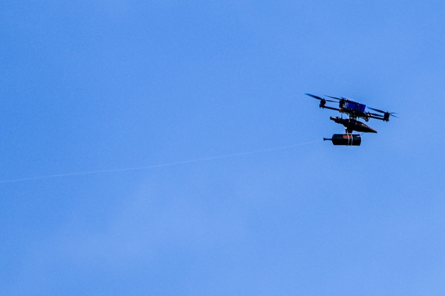 Un drone FPV (vista in prima persona) dotato di cavo in fibra ottica sorvola il confine tra Libano e Israele, come si vede dal lato israeliano del confine, 19 maggio 2026 REUTERS/Ayal Margolin (REUTERS)