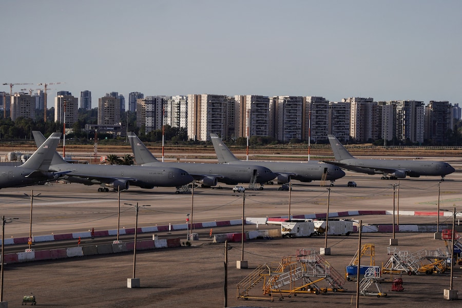 Aerei cisterna dell'Aeronautica Militare degli Stati Uniti sono allineati all'aeroporto internazionale Ben Gurion di Lod, vicino a Tel Aviv, in Israele, il 19 maggio 2026. REUTERS/ Dedi Hayun (REUTERS)