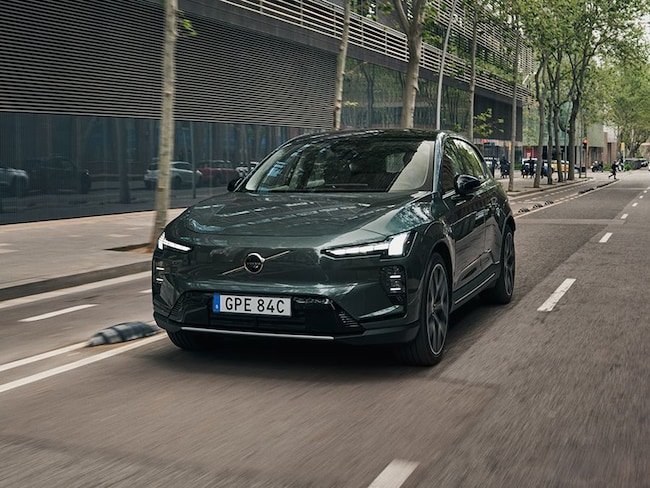 Volvo EX60, le foto su strada del suv elettrico da 810 km di autonomia