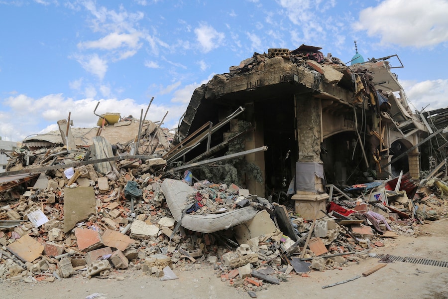 Edifici in rovina nel quartiere storico di Saray a seguito di un attacco israeliano avvenuto martedì, secondo quanto riferito dall'agenzia di stampa statale libanese, a Nabatieh. (REUTERS)