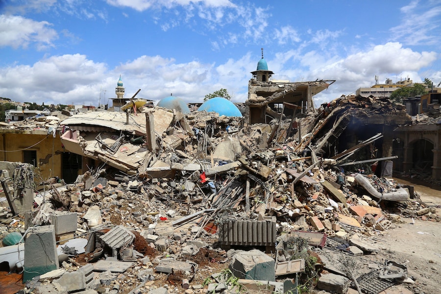 Edifici in rovina nel quartiere storico di Saray in seguito a un attacco israeliano avvenuto martedì, secondo quanto riferito dall'agenzia di stampa statale libanese, a Nabatieh, in Libano. (REUTERS)