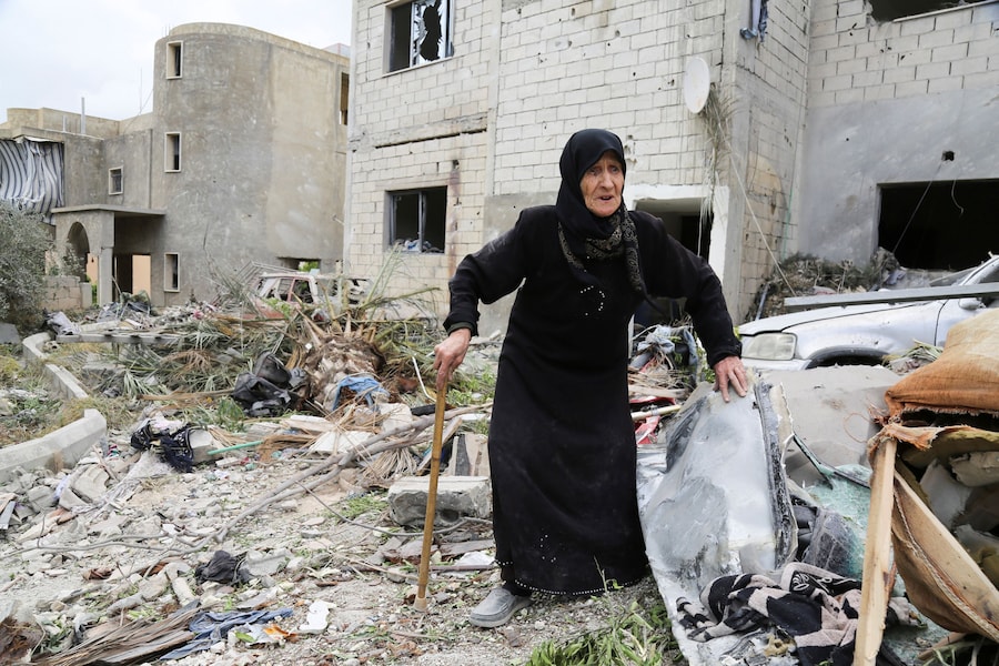 La residente Naama Srour tra le macerie del luogo in cui si è verificato un attacco israeliano, che secondo il Ministero della Salute libanese ha causato la morte di diverse persone, a Deir Qanoun al-Nahr, nel distretto di Tiro, nel sud del Libano. (REUTERS)