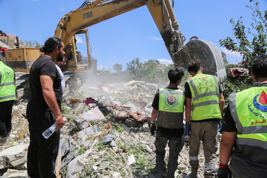 Il personale di soccorso è al lavoro sul luogo di un attacco israeliano che, secondo il Ministero della Salute libanese, ha causato la morte di diverse persone, a Deir Qanoun al-Nahr, nel distretto di Tiro, nel sud del Libano. (REUTERS)