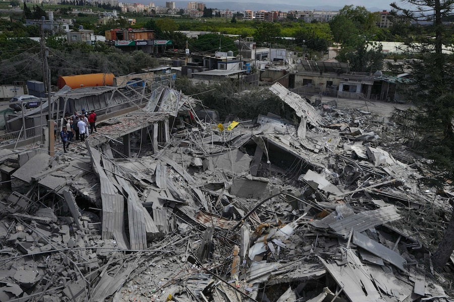 Una veduta d'insieme mostra il centro paramedico di Hezbollah distrutto, colpito martedì da un attacco aereo israeliano nel villaggio di Maashouk, nel sud del Libano. (APN)