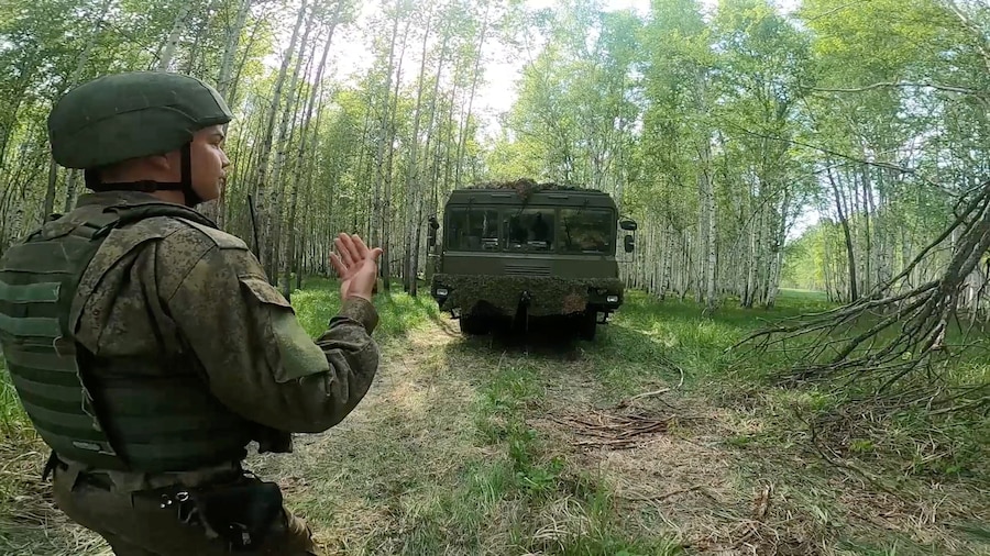 In questa immagine tratta da un filmato diffuso il 20 maggio 2026, un lanciatore di missili russo Iskander-M si sposta durante un'esercitazione delle forze nucleari in una località non identificata in Russia. Ministero della Difesa russo/Immagine fornita tramite REUTERS (via REUTERS)