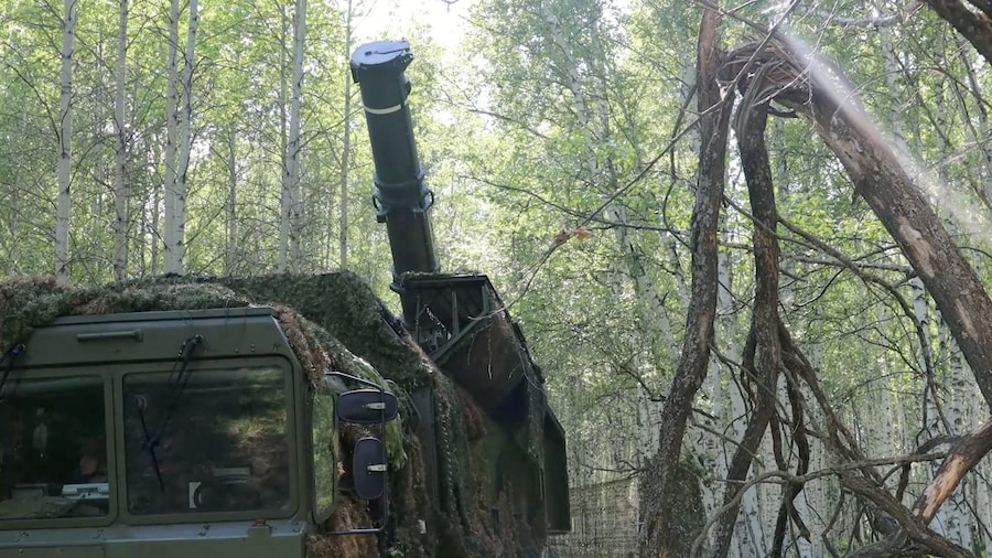 Un lanciamissili russo Iskander-M in azione durante un'esercitazione delle forze nucleari in una località non identificata in Russia, in questa immagine tratta da un filmato diffuso il 20 maggio 2026. Ministero della Difesa russo/Immagine fornita tramite REUTERS (via REUTERS)