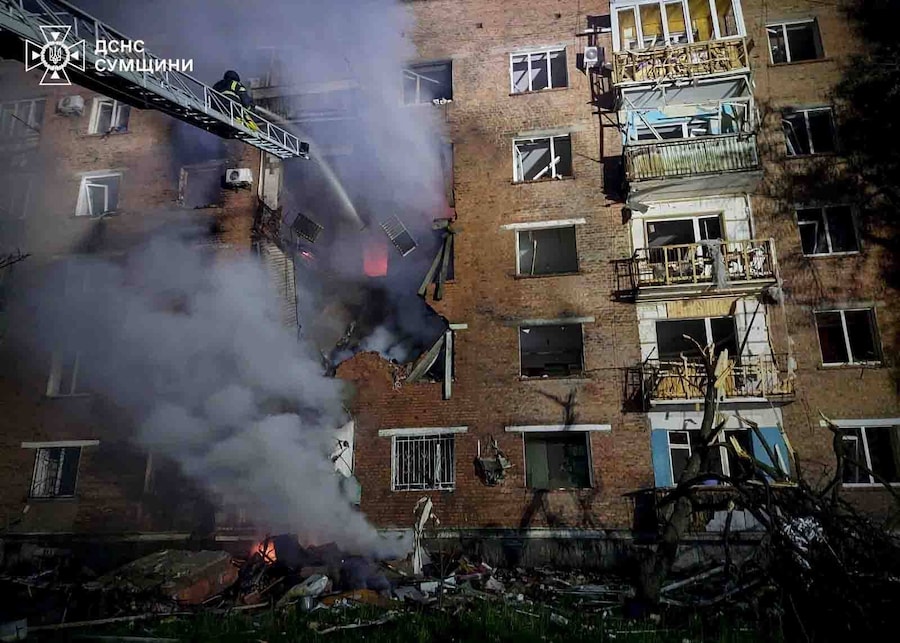 In questa foto diffusa mercoledì 20 maggio 2026 dai servizi di emergenza ucraini, i soccorritori spengono un incendio divampato in un edificio residenziale danneggiato in seguito a un attacco russo a Konotop, in Ucraina. (Servizi di emergenza ucraini via AP) (APN)