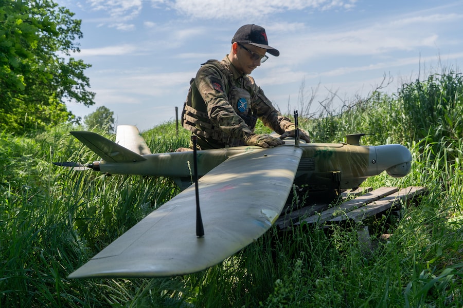 Un militare ucraino della brigata Khartia lancia un drone verso le postazioni russe sulla linea del fronte nella regione di Kharkiv, in Ucraina, mercoledì 20 maggio 2026. (Foto AP/Andrii Marienko) (APN)