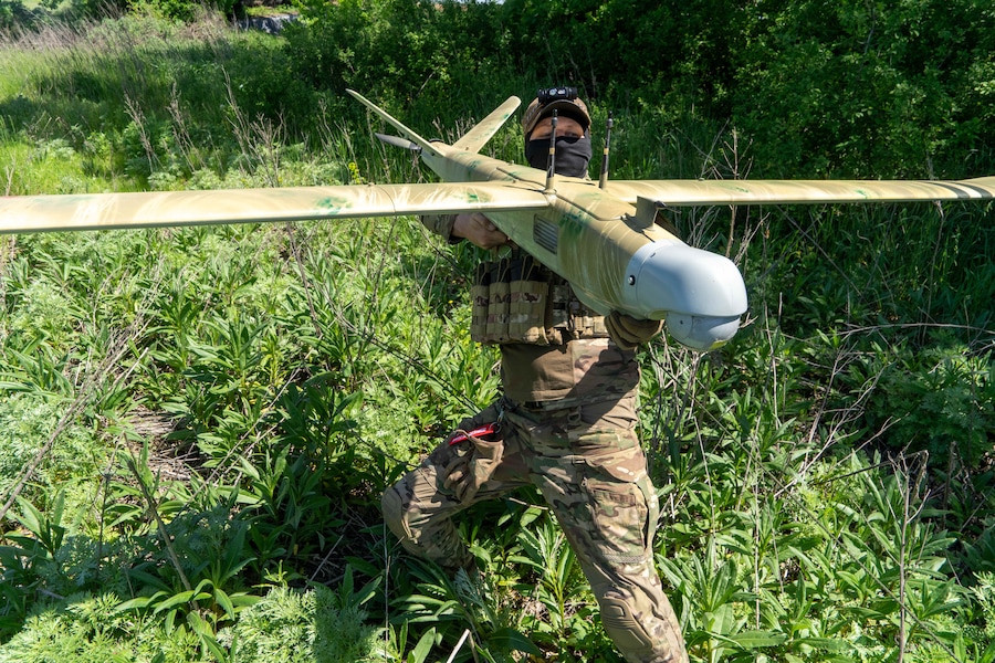 Un militare ucraino della brigata Khartia lancia un drone verso le postazioni russe sulla linea del fronte nella regione di Kharkiv, in Ucraina, mercoledì 20 maggio 2026. (AP Photo/Andrii Marienko) (APN)