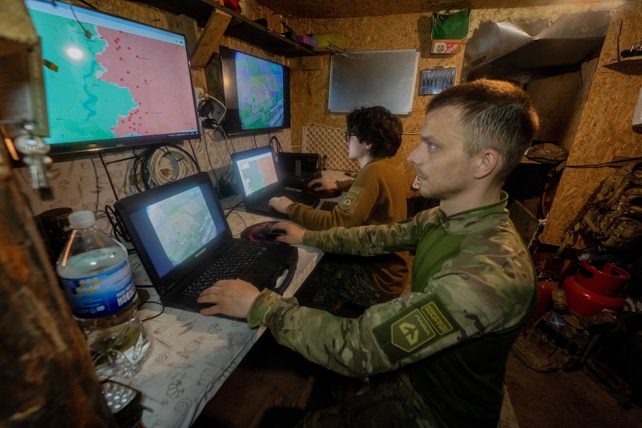 I militari ucraini della brigata Khartia esaminano le immagini aeree riprese da un drone nel centro di comando nella regione di Kharkiv, Ucraina, mercoledì 20 maggio 2026. (AP Photo/Andrii Marienko) (APN)
