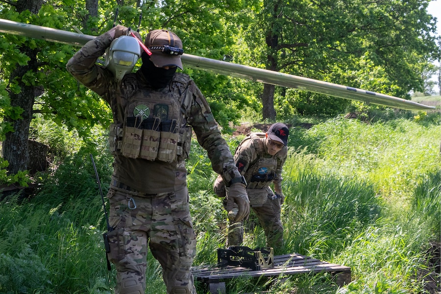 Mercoledì 20 maggio 2026, i militari ucraini della brigata Khartia lanciano un drone verso le postazioni russe sulla linea del fronte nella regione di Kharkiv, in Ucraina. (AP Photo/Andrii Marienko) (APN)