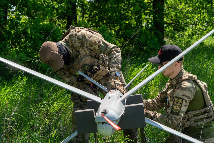 Mercoledì 20 maggio 2026, i militari ucraini della brigata Khartia lanciano un drone verso le postazioni russe sulla linea del fronte nella regione di Kharkiv, in Ucraina. (AP Photo/Andrii Marienko) (APN)
