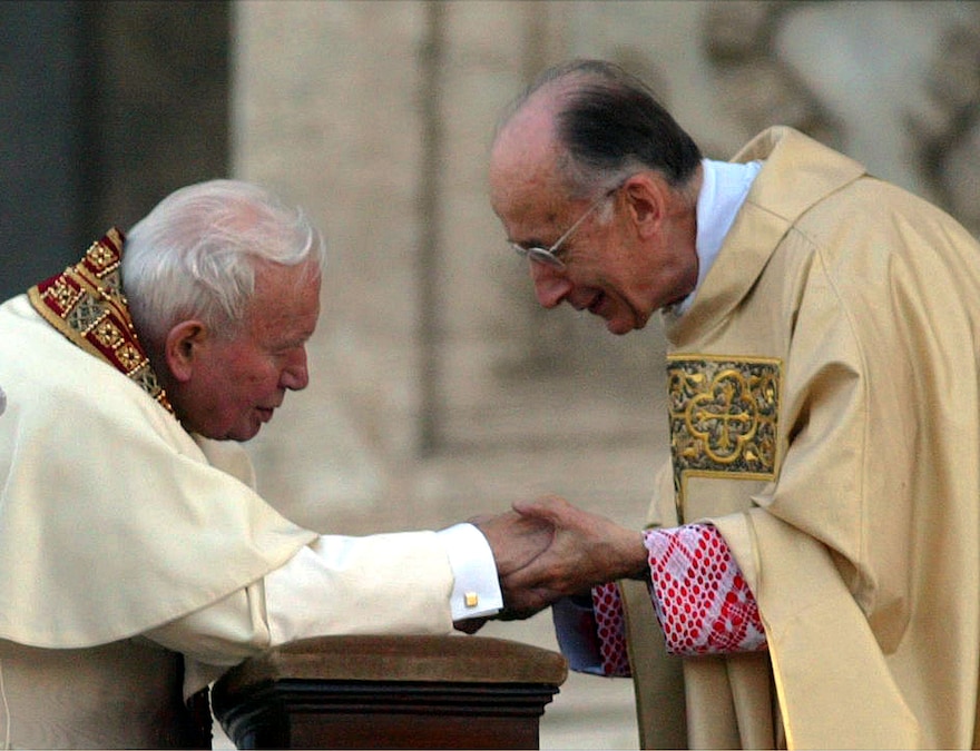 Papa Giovanni Paolo II (S) riceve il saluto del cardinale vicario Camillo Ruini, in una foto del 30 maggio 2002, durante la Messa per il Corpus Domini, presieduta dal pontefice e celebrata dal card. Ruini in piazza San Giovanni in Laterano (Ansa)